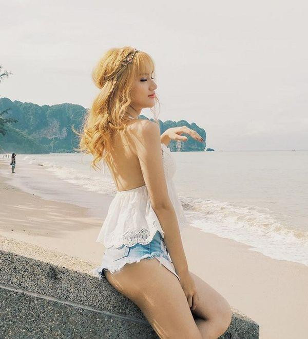 ương Giang idol "đốt mắt" người nhìn với chiếc quần jeans siêu ngắn, làm lộ một phần "bàn tọa"