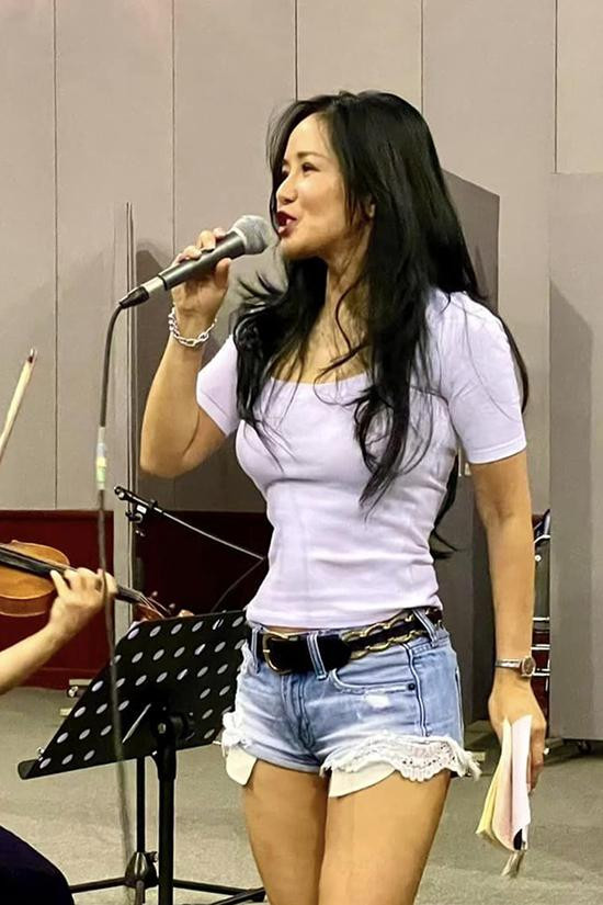 Quần short jeans là item kinh điển mà gần như ai cũng có trong tủ đồ. Tuy nhiên, nhiều mỹ nhân Việt lại chuộng những chiếc quần ngắn chưa đến một gang tay khiến nhiều người phải đỏ mặt. Hồng Nhung tôn dáng đồng hồ cát gợi cảm, săn chắc ở tuổi ngoài 50 với quần siêu ngắn và áo thun trẻ trung.