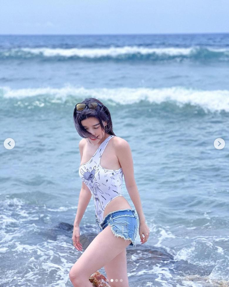 uy nhiên chiếc quần cũng không giúp gì được nhiều bởi "mặc như không mặc" vì quá kiệm vải.