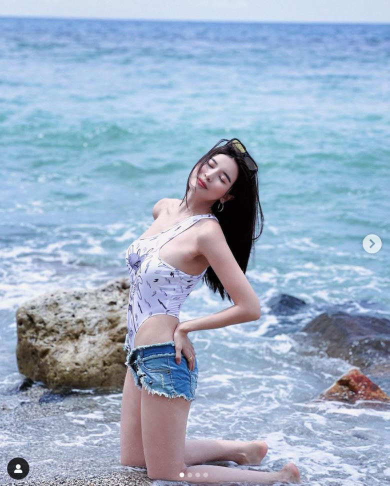 ao Thái Hà táo bạo diện bikini khoét hông cao vút. Để tránh lộ vùng nhạy cảm kém duyên, nữ diễn viên mặc thêm chiếc quần short jeans rách bên ngoài