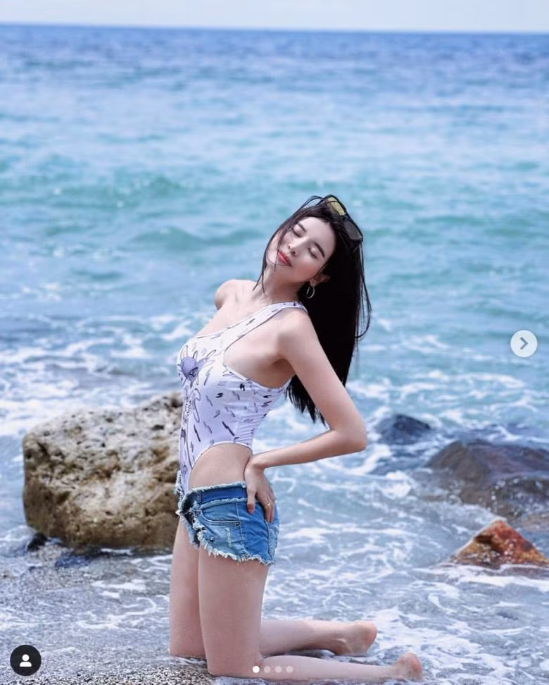 Cao Thái Hà táo bạo diện bikini khoét hông cao vút. Để tránh lộ vùng nhạy cảm kém duyên, nữ diễn viên mặc thêm chiếc quần short jeans rách bên ngoài