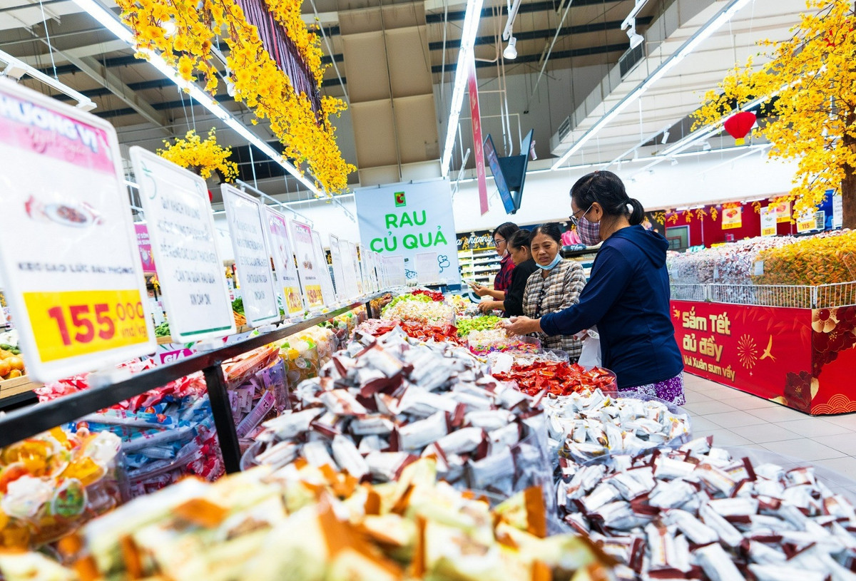 Thị trường Tết Quý Mão: 'Ông lớn' bán thêm xôi gấc, gà luộc - Hình 2 Thi truong Tet Quy Mao: 'Ong lon' ban them xoi gac, ga luoc-Hinh-2