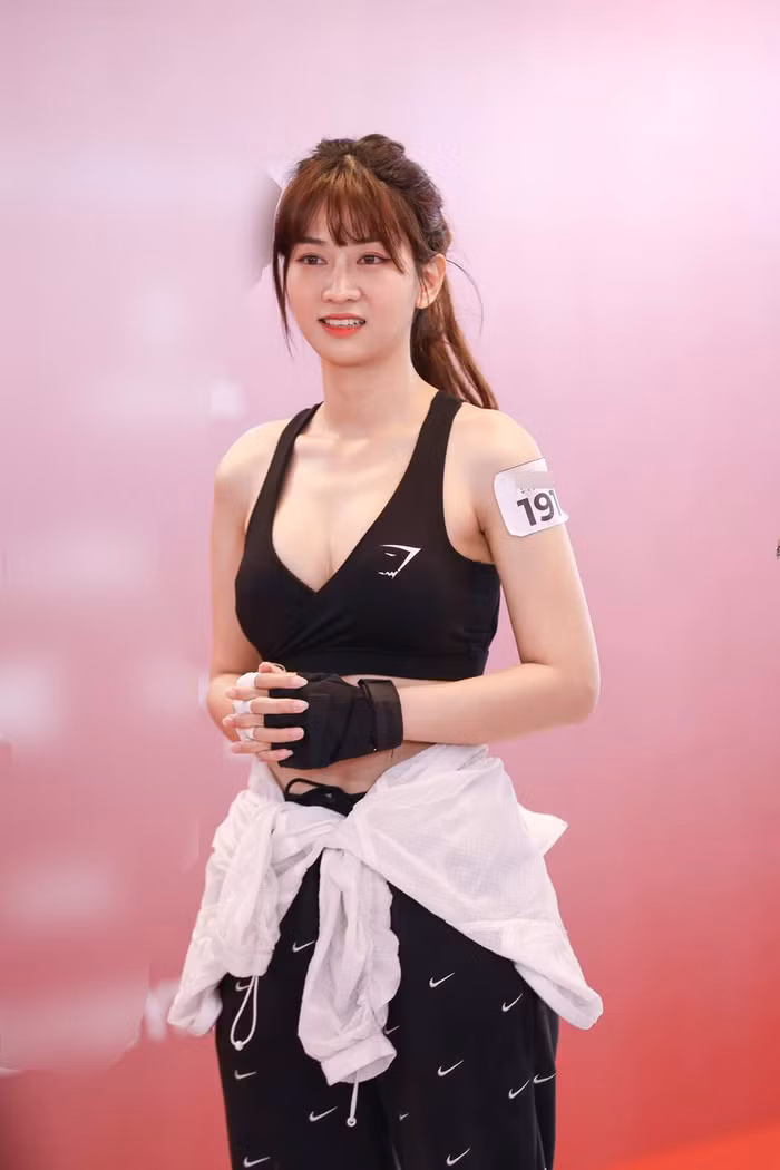 Le Bong catwalk kho hieu, netizen biu moi: 