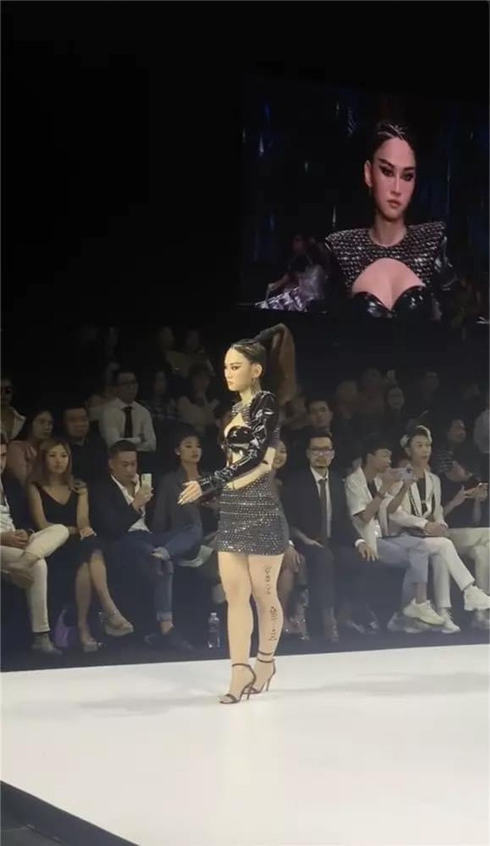 Le Bong catwalk kho hieu, netizen biu moi: 
