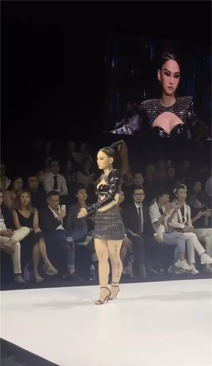 Le Bong catwalk kho hieu, netizen biu moi: 