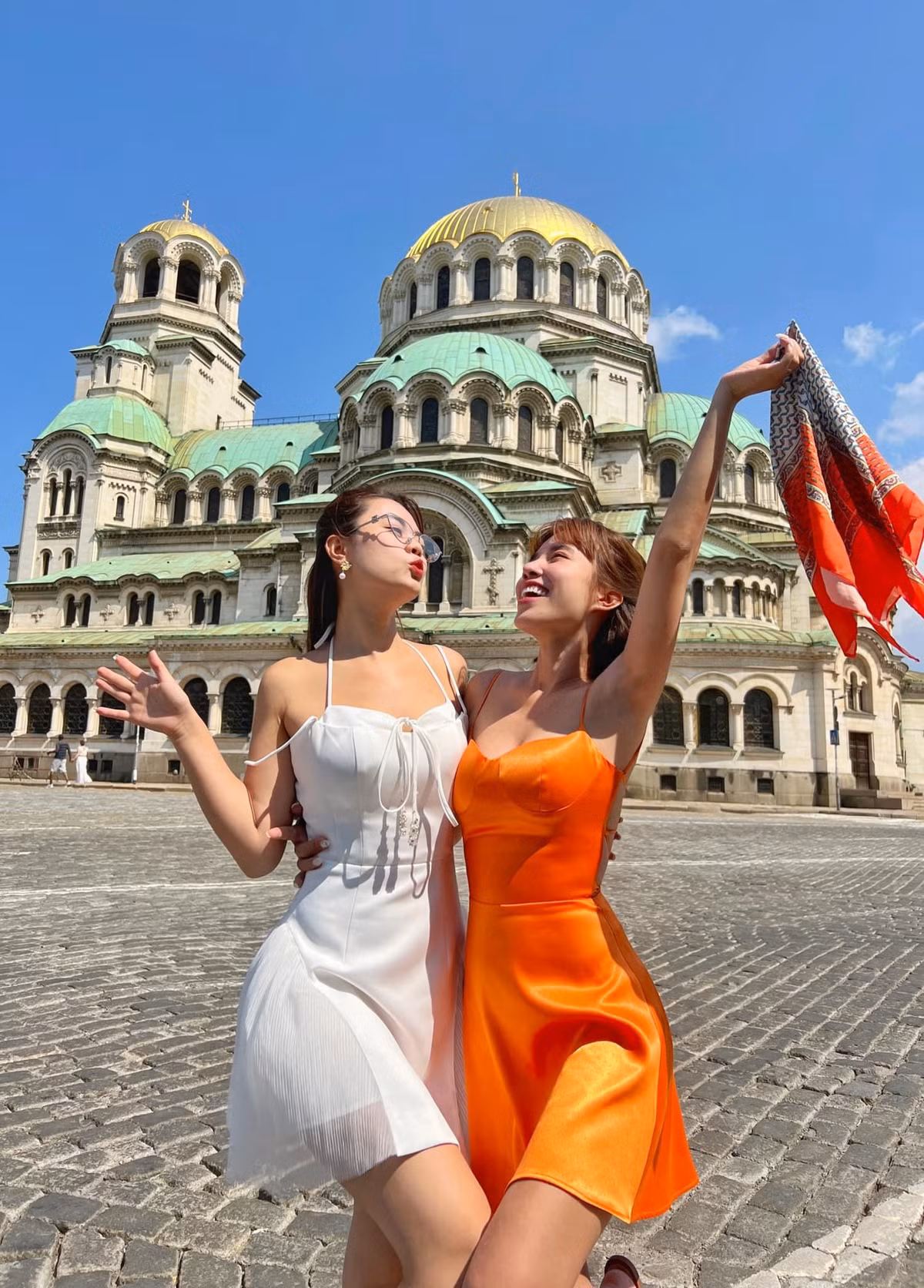 Doi ban dua nhau di 19 quoc gia ki niem 18 nam tinh ban-Hinh-10