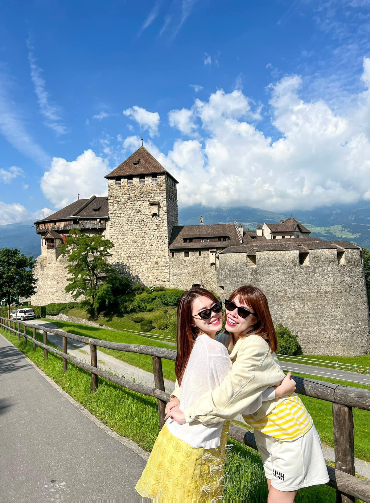 Doi ban dua nhau di 19 quoc gia ki niem 18 nam tinh ban-Hinh-9