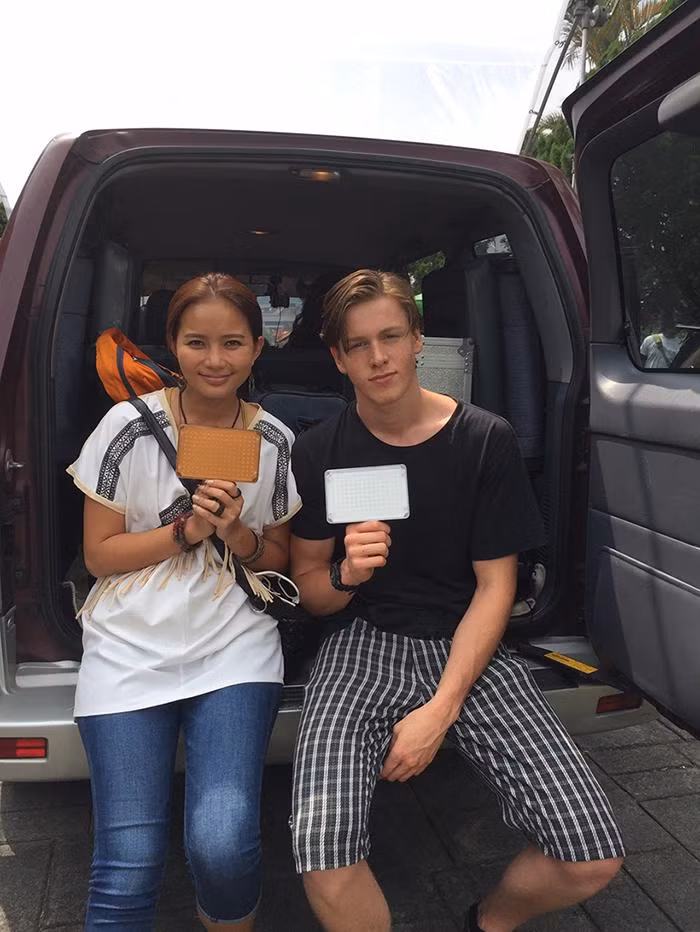 Nhìn Phan Như Thảo chụp cùng bạn diễn, nhiều người hâm mộ không nhận ra cô vì xuống sắc còn hơn ở hiện tại.