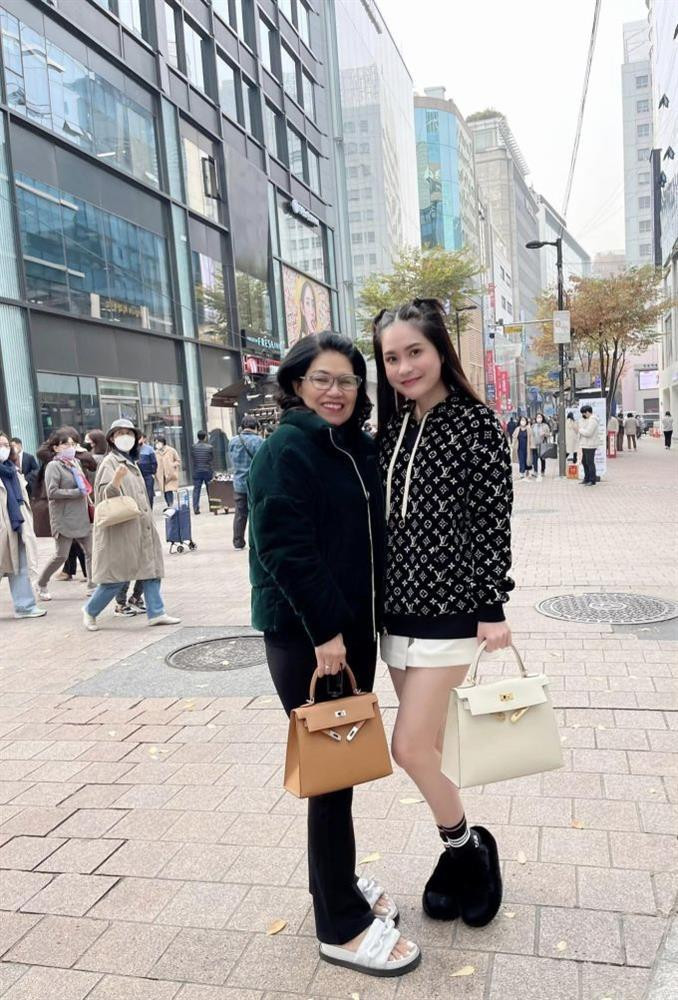 rong chuyến du lịch Hàn Quốc mới đây, Đoàn Di Băng và mẹ cũng gây chú ý với hình ảnh đi dép lê đế bánh mì xách túi Hermès Kelly xa xỉ.