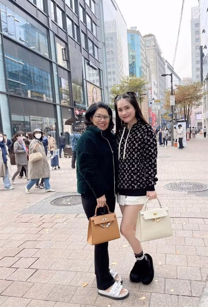 Trong chuyến du lịch Hàn Quốc mới đây, Đoàn Di Băng và mẹ cũng gây chú ý với hình ảnh đi dép lê đế bánh mì xách túi Hermès Kelly xa xỉ.