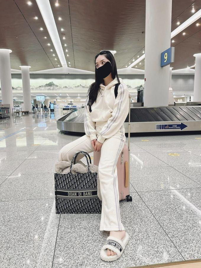 ..hay ton-sur-ton từ túi Book Tote đến dép bông của Dior.