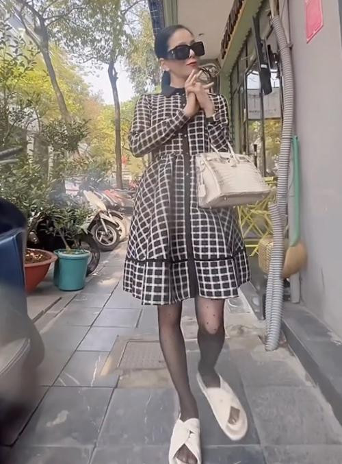 hác Hà Hồ, Lệ Quyên lại bị chê lạc quẻ với hình ảnh xách túi Hermès Birkin da cá sấu bạch tạng 1,5 tỷ với đôi dép bệt quai da, đế cói gần 30 triệu đồng của Dior.