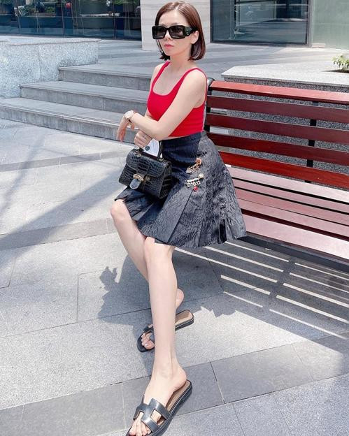 ất nhiên, những đôi dép bệt mà Lệ Quyên chọn khi xách những chiếc túi hàng hiệu cả trăm triệu đều có giá cả chục triệu đồng, màu sắc trung tính để dễ kết hợp.