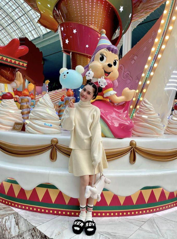 rong chuyến đi, cô còn nhiều sự kết hợp hack tuổi khác như đôi dép lê bằng bông Nerdy (khoảng hơn 1 triệu) với túi xách hình chó của nhà mốt Thom Browne (34 triệu đồng)...