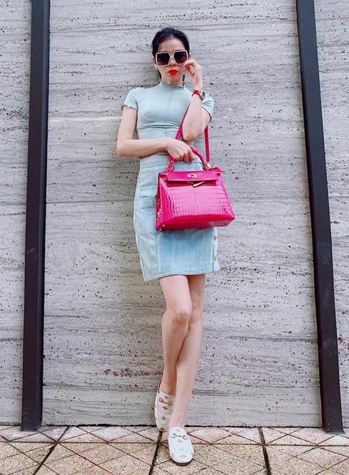 ù mê giày cao gót tôn dáng nhưng ca sĩ Lệ Quyên chẳng ngại đi dép lê khi xách theo túi Hermès để đôi chân được thoải mái.