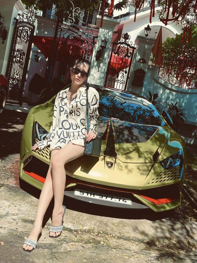 ự kết hợp những đôi dép lê với những món hàng hiệu khác còn được tăng độ sang chảnh nhờ những chiếc xế hộp "sặc mùi tiền" như Lamborghini...