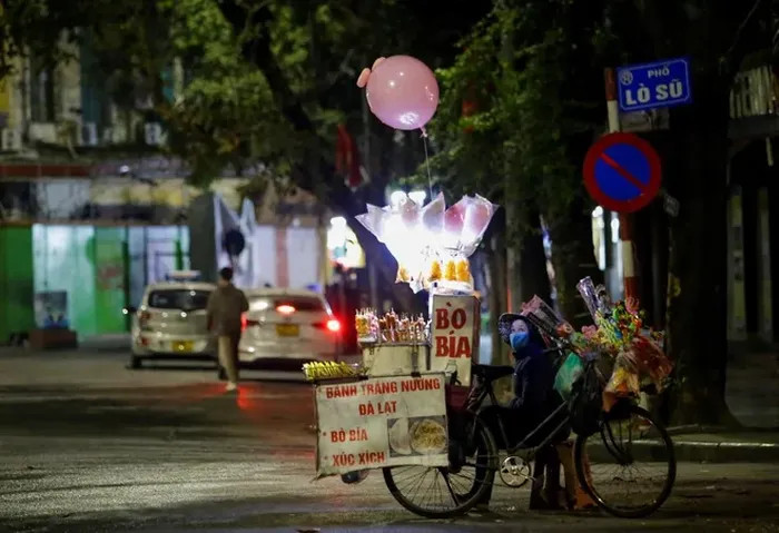 Cách chỗ bà Tâm ngồi bán hàng không xa, anh Lương 50 tuổi (quê Nam Định) mặc kệ giá rét đến thấu xương, nhiệt độ chỉ khoảng 12 độ, anh vẫn kiên trì ngồi đợi khách. Anh Lương cho biết: "Tôi làm nghề này đã được hơn chục năm. Hàng ngày tôi chạy từ 9 giờ sáng cho tới 1 giờ sáng ngày hôm sau. Những ngày đông lạnh, nếu có khách những người đạp xích lô sẽ đỡ vất vả hơn, bởi chúng tôi làm nghề bán sức, càng đạp càng ấm, lại có tiền. Nhưng ngặt nỗi, trời rét như vậy chẳng ai muốn ra đường, nói gì đến đi dạo xích lô. Mấy hôm nay rét quá, khi không có khách, tôi phải co ro đứng chờ. "