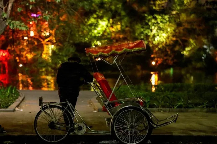 Bà Tâm năm nay đã gần 90 tuổi, hàng bán của bà chỉ vỏn vẹn trong 2 chiếc túi bóng màu đen, trong đó là vài bao thuốc lá, chai nước lọc, .... Tuy vậy, gánh hàng này của bà đã nuôi được 5 người con ăn học, trưởng thành. Bà cho biết: " Tôi bán hàng tại đây đã được khoảng 40 năm. Dù có tuổi nhưng tôi còn khỏe, còn làm được nên không muốn phiền đến con cháu. Hàng hóa của tôi không có nhiều, cũng chỉ để túc tắc bán kiếm thêm tiền chi tiêu. Tôi biết những ngày lạnh như thế này sẽ không có mấy ai mua, nhưng vẫn cố mang hàng ra ngồi bán, được đồng nào hay đồng đó. Tôi đã quen với cái lạnh mùa đông, nhưng nhiều khi vẫn phải rùng mình mỗi khi có cơn gió ngang qua. Dưới tiết trời này, hàng ngày đi bán hàng tôi đều phải mặc thật nhiều áo, quàng thêm khăn, đeo tất chân mới có thể chống chọi với cái lạnh để mưu sinh." Bà Tâm nói" (Chiếc xích lô của anh Lương hôm nay vắng khách do trời lạnh)