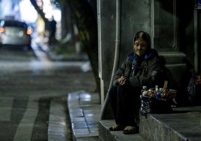 Đi quanh phố cổ Hà Nội, chúng tôi bắt gặp rất nhiều người lao động tự do làm đủ các nghề khác nhau. Họ miệt mài, co cụm trong cái lạnh thấu xương để mưu sinh. Trời lạnh giá nên người dân cũng hạn chế ra đường, việc buôn bán cũng "ế ẩm". Nhiều người lao động chia sẻ, dù biết nếu đi bán sẽ ế ẩm, nhưng ở nhà sẽ không có tiền, mất mối khách nên đành cố gắng, được đồng nào hay đồng đó. (Mặc dù đã gần 90 tuổi nhưng bà Tâm hàng ngày vẫn đều đặn khoảng 19h tối lên bờ Hồ chỗ ngồi bán dăm ba món đồ, thêm đồng chi tiêu)