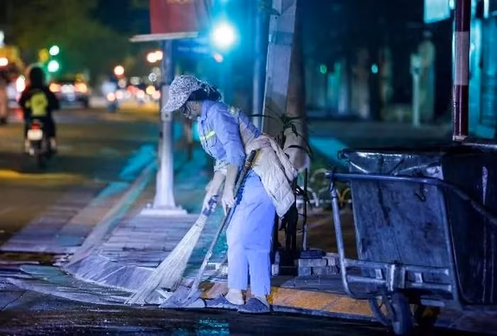 Đợt không khí lạnh tăng cường đã khiến Hà Nội chìm trong giá buốt, càng về đêm, nhiệt độ càng giảm sâu. Mọi người hầu hết đều rất ngại ra đường vào ban đêm. 23 giờ đêm, các tuyến đường của Thủ đô đã vắng vẻ, chỉ còn những người lao công vẫn mải miết với công việc của mình. (Dù nhiệt độ ngoài trời chỉ khoảng 12 độ C, nhưng vì cường độ lao động liên tục nên chị Lan chỉ cần mặc một chiếc áo mỏng)