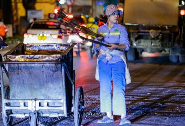 Trên đường Ngọc Khánh (Quận Ba Đình, Hà Nội), mặc dù nhiệt độ ngoài trời khoảng 12 - 13 độ C, trời rét buốt nhưng chị Phương Lan (48 tuổi) - công nhân vệ sinh môi trường, chỉ mặc bộ quần áo mỏng để quét dọn rác. Chị cho hay, đối với những công nhân như chị, dù thời tiết mưa rét hay tạnh ráo thì lịch làm việc vẫn không thay đổi.