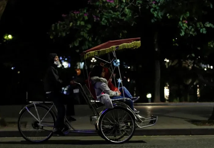 "Nhà tôi được 3 đứa con, hiện đều đang đi học cả, vợ lại ốm đau liên miên chỉ quanh quẩn ở nhà, không phụ giúp được nhiều về kinh tế. Chính vì vậy tôi phải cố gắng, chứ đêm lạnh như thế này ai không muốn được ngủ trong chăn ấm. Trung bình, 1 ngày tôi cũng kiếm được 100 - 300 nghìn đồng nhưng không phải ngày nào cũng có việc đều. Vì thế dù rét buốt nhưng vẫn phải ngồi chờ, khi có người gọi chúng tôi lại cố gắng "đổi sức lấy tiền". Công việc tuy có vất vả, nhọc nhằn nhưng phải cố gắng chắt chiu, dành dụm từng đồng để nuôi các con ăn học. Cuối tháng có đồng tiền gửi về, tôi thấy hạnh phúc rồi." Anh Lương giãi bày.