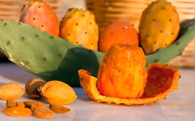 Tại miền Tây Nam nước Mỹ, Bắc Mexico, loại quả được xem là hàng quý, được bày bán trong siêu thị và trên các website giao hàng (sau khi đã bỏ hết lớp gai).