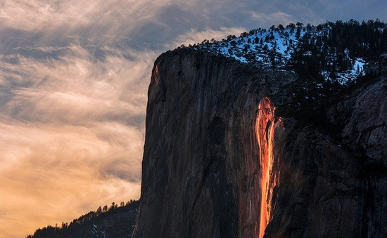 Thác nước Horsetail, Mỹ trông giống như một dòng sông nham thạch nóng bỏng.