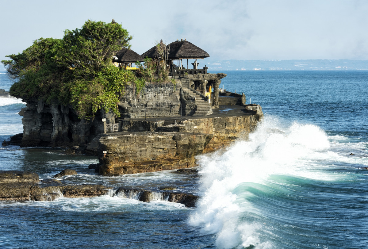 Tanah Lot - một khối đá ở đảo Bali của Indonesia.