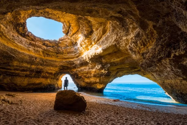 Hang động này đơn giản nhưng rất tuyệt đẹp, với cửa sổ trần ở trên cùng cho phép ánh sáng chiếu vào. Ánh sáng chiếu lên bãi cát bên dưới và tạo nên vùng nước ấm mà bạn có thể bơi trong đó.