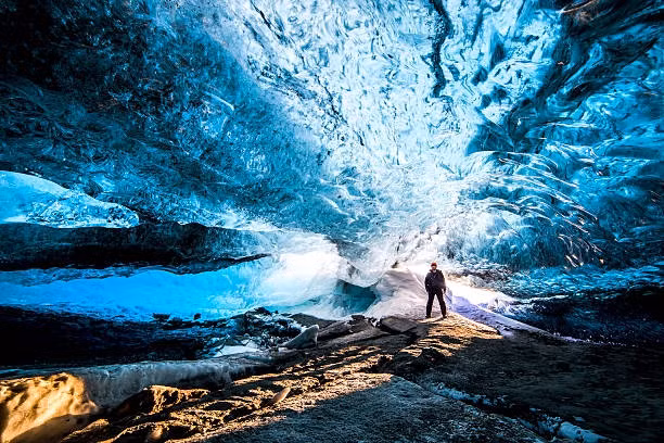 1. Hang động pha lê Svmnafellsjvkull, Iceland. Ở một đất nước nhỏ như Iceland, bạn sẽ tìm thấy một trong những hiện tượng vĩ đại nhất của thiên nhiên - Hang động Pha lê Svmnafellsjvkull.