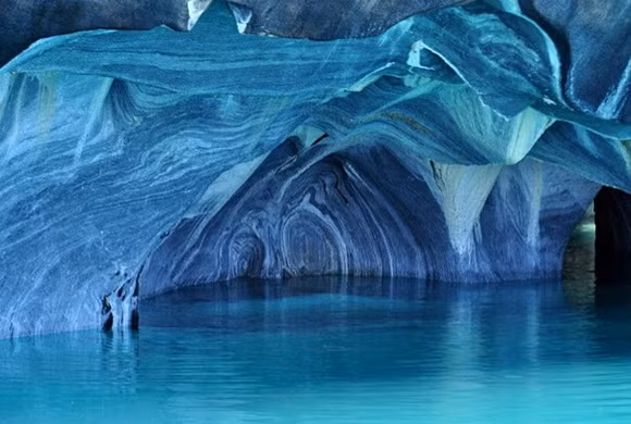 Mặc dù bản chất của đá cẩm thạch không phải là màu xanh rực rỡ nhưng khi được nước biển phản chiếu, kết hợp cùng ánh nắng sẽ tạo nên màu xanh ngọc bích. Tùy theo mực nước và theo mùa mà sắc xanh thay đổi khác nhau. Nhờ điểm nhấn ấn tượng này mà hầu hết du khách khi đến Chile đều muốn ghé đây để chiêm ngưỡng vẻ đẹp của tuyệt tác thiên nhiên này.