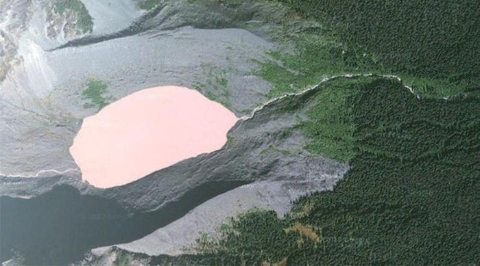 Các nhà khoa học cho rằng, nước hồ có màu hồng là do chảy qua loại khoáng chất có thành phần độc đáo trong vùng.