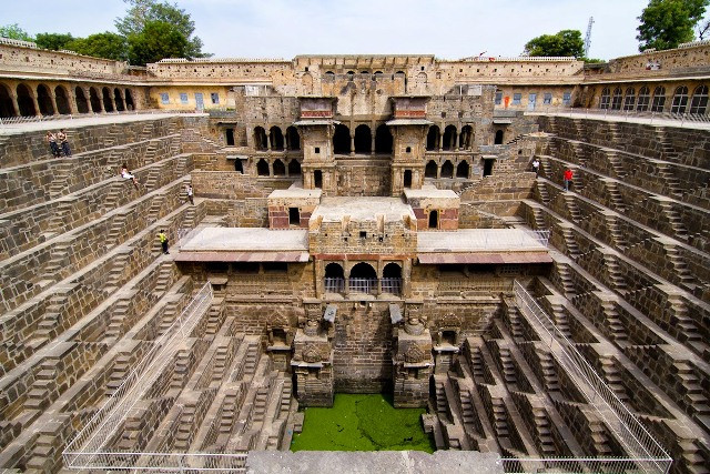Giếng bậc thang Chand Baori. Chiếc giếng này còn có tên gọi là Bawdi hoặc Baori, có cấu trúc hình vuông với 13 tầng ngầm. 3 mặt của giếng có các đường đi dạng bậc thang nằm song song trên mép tường. Tổng cộng 35.000 bậc thang hẹp được bố trí một cách hoàn hảo từ trên thành xuống đáy giếng sâu 20m, tạo nên kỳ quan kiến trúc tuyệt mỹ đến khó tin.