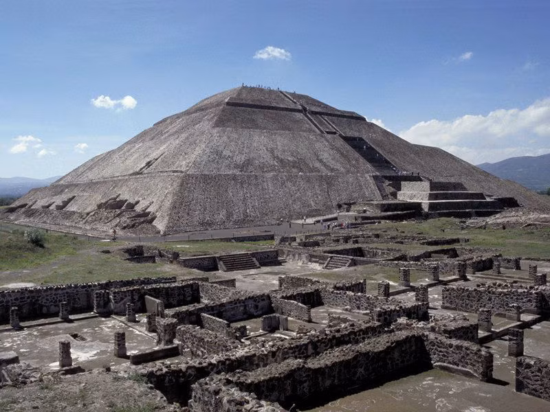 Kim tự tháp Teotihuacan. Kim tự tháp Mặt Trời là kiến trúc lớn nhất tại thành phố Teotihuacan, và là một trong những kiến trúc lớn nhất Trung Mỹ (thuộc Mexico). Một số người cho rằng, kim tự tháp này được xây dựng vào khoảng 2.200 năm trước. Kim tự tháp có chiều rộng khoảng 225m, cao 75m, lớn thứ 3 trên thế giới, sau kim tự tháp Lớn của Ai Cập và kim tự tháp Chobula.