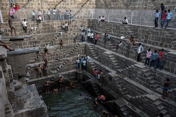 Chand Baori tọa lạc tại ngôi làng Abhaneri, miền Đông bang Rajasthan (Ấn Độ), được xây dựng vào khoảng thế kỷ 8 đến thế kỷ thứ 9 bởi vua Chanda của triều đại Nikumbha. Chand Baori là nơi thiêng liêng và là nơi lấy nước của dân chúng quanh năm. Nơi đây cũng là chiếc máy lạnh thần kỳ, thổi mát người dân trong những buổi trưa hè nóng bức.