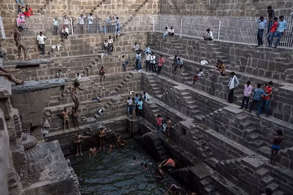 Chand Baori tọa lạc tại ngôi làng Abhaneri, miền Đông bang Rajasthan (Ấn Độ), được xây dựng vào khoảng thế kỷ 8 đến thế kỷ thứ 9 bởi vua Chanda của triều đại Nikumbha. Chand Baori là nơi thiêng liêng và là nơi lấy nước của dân chúng quanh năm. Nơi đây cũng là chiếc máy lạnh thần kỳ, thổi mát người dân trong những buổi trưa hè nóng bức.