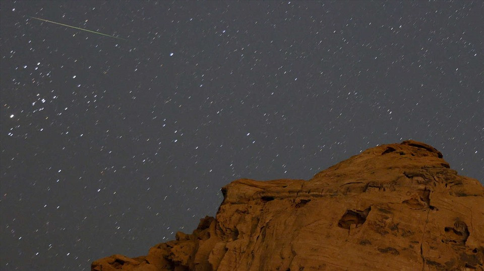 Màu sắc mưa sao băng được xác định nhờ thành phần hóa học của thiên thể. Các thiên thể tạo nên mua sao băng Perseid chứa các nguyên tố như canxi, natri, magiê, silic và sắt. Ảnh: AFP/Getty