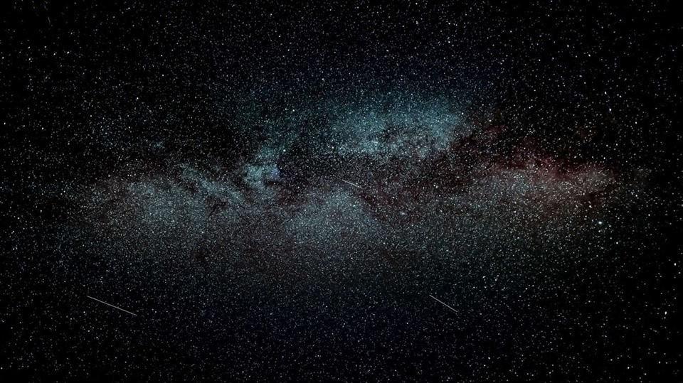 Dải Ngân hà lấp lánh sau vài vệt mưa sao băng trong bức ảnh được chụp từ hồ Porma ở Leon, Tây Ban Nha ngày 5.8. Ảnh: AFP/Getty