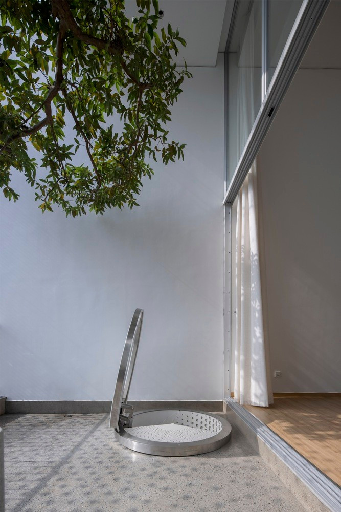 Một khó khăn khác là duy trì sự cân bằng giữa tính thẩm mỹ hiện đại và tính bền vững của môi trường trong một không gian đô thị nhỏ gọn, điều này đã được giải quyết thông qua việc sử dụng các vật liệu bền vững và tối đa hóa hiệu quả của thông gió và chiếu sáng tự nhiên.