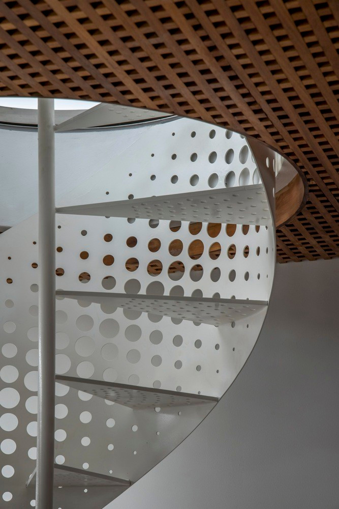 Việc sử dụng thiết kế sàn so le liên quan đến việc lập kế hoạch cẩn thận, và các kỹ thuật kết cấu để đạt được sự kết nối trực quan liền mạch giữa các tầng.