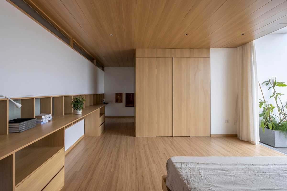 Thiết kế này loại bỏ ranh giới truyền thống của các tầng riêng biệt, giúp di chuyển theo chiều dọc dễ dàng đồng thời tăng cường trải nghiệm tổng thể về sự rộng rãi. Việc đưa các loại cây bản địa, và một khu vườn hướng Đông Nam phía trên khu vực sinh hoạt và bếp, giúp điều chỉnh nhiệt độ và tích hợp thiên nhiên vào trải nghiệm sống hàng ngày.