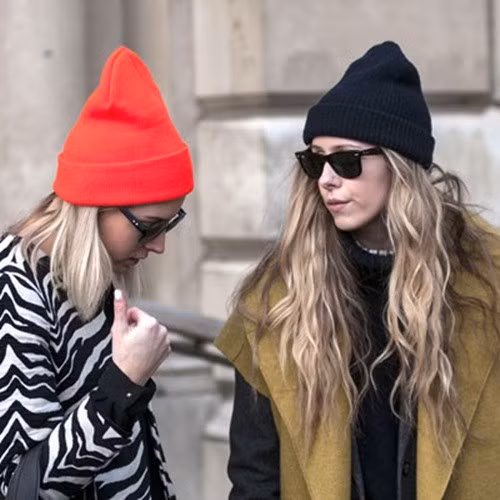 Những bạn có phần trán thấp, nên đội mũ xuống gần đường chân mày và không để lộ tóc mái.