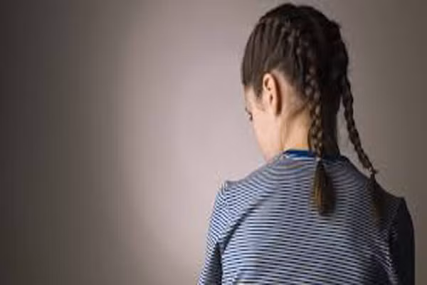 Hãy cho trẻ thấy những tấn bi kịch trong việc sử dụng ma túy, ma túy ảnh hưởng đến sức khỏe và cuộc sống như thế nào, dùng ma túy là nguy hiểm và bất hợp pháp ra sao. Cho bé biết, phải chắc chắn đủ can đảm để từ chối và dạy bé biết cách bảo vệ mình an toàn khỏi ma túy khi đi ra đường một mình.