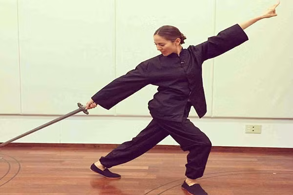 Hãy bắt đầu và kết thúc một ngày bằng những bài tập thể dục đơn giản như yoga hoặc thái cực quyền để cải thiện sức khỏe và tính linh hoạt của cơ bắp.