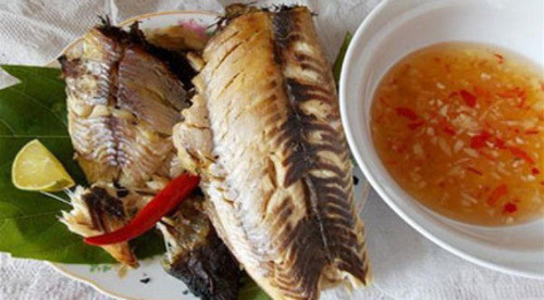 Khi lửa đã cháy đượm thì trải một lớp trấu dày lên trên để ủ âm ỉ trong khoảng hai giờ thì cời bếp ra để trở cá. Nhanh tay lật trở cá cho đều rồi úp vung gang lại, đốt rơm và ủ trấu chừng ấy thời gian nữa là cá chín.