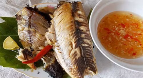 Khi lửa đã cháy đượm thì trải một lớp trấu dày lên trên để ủ âm ỉ trong khoảng hai giờ thì cời bếp ra để trở cá. Nhanh tay lật trở cá cho đều rồi úp vung gang lại, đốt rơm và ủ trấu chừng ấy thời gian nữa là cá chín.