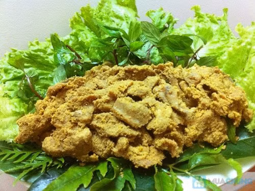 Thịt chua Phú Thọ. Thịt chua là một trong những đặc sản trứ danh của vùng đất Thanh Sơn, Phú Thọ. Món này sử dụng thịt lợn lửng tươi sống, ướp trong thính gạo để chín tự nhiên nên có hương vị chua dịu thơm ngon.