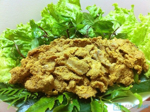 Thịt chua Phú Thọ. Thịt chua là một trong những đặc sản trứ danh của vùng đất Thanh Sơn, Phú Thọ. Món này sử dụng thịt lợn lửng tươi sống, ướp trong thính gạo để chín tự nhiên nên có hương vị chua dịu thơm ngon.