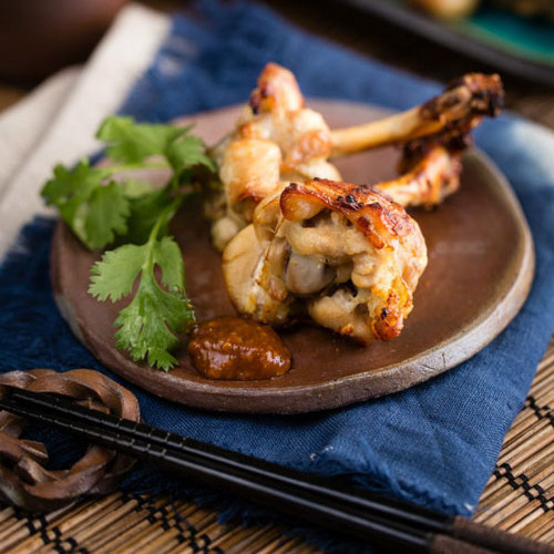 Đùi gà nướng với nước sốt miso. Đùi gà sau khi nướng chín thì pha nước sốt với miso, mirin và nước sốt sriracha. Đây là món ăn tuyệt ngon cho bữa tối lai rai.